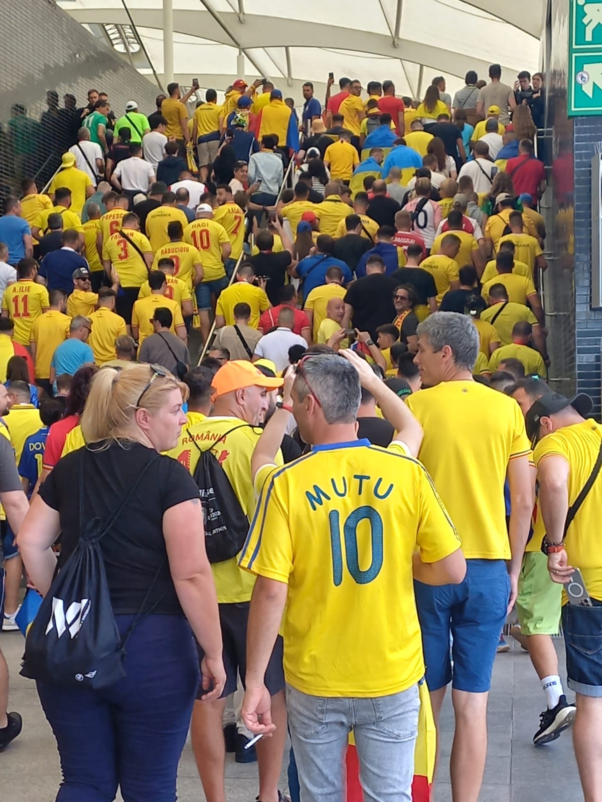 Suporterii români au ajuns la stadion: „Nebunie, frate!” | FOTO