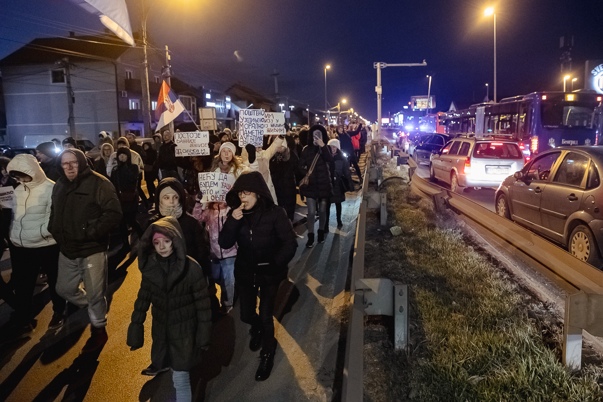 Blocadă pe un mare pod peste Dunăre din Belgrad. De aproape 4 luni, sârbii strigă „Corupția ucide!” | Video/Fotogalerie