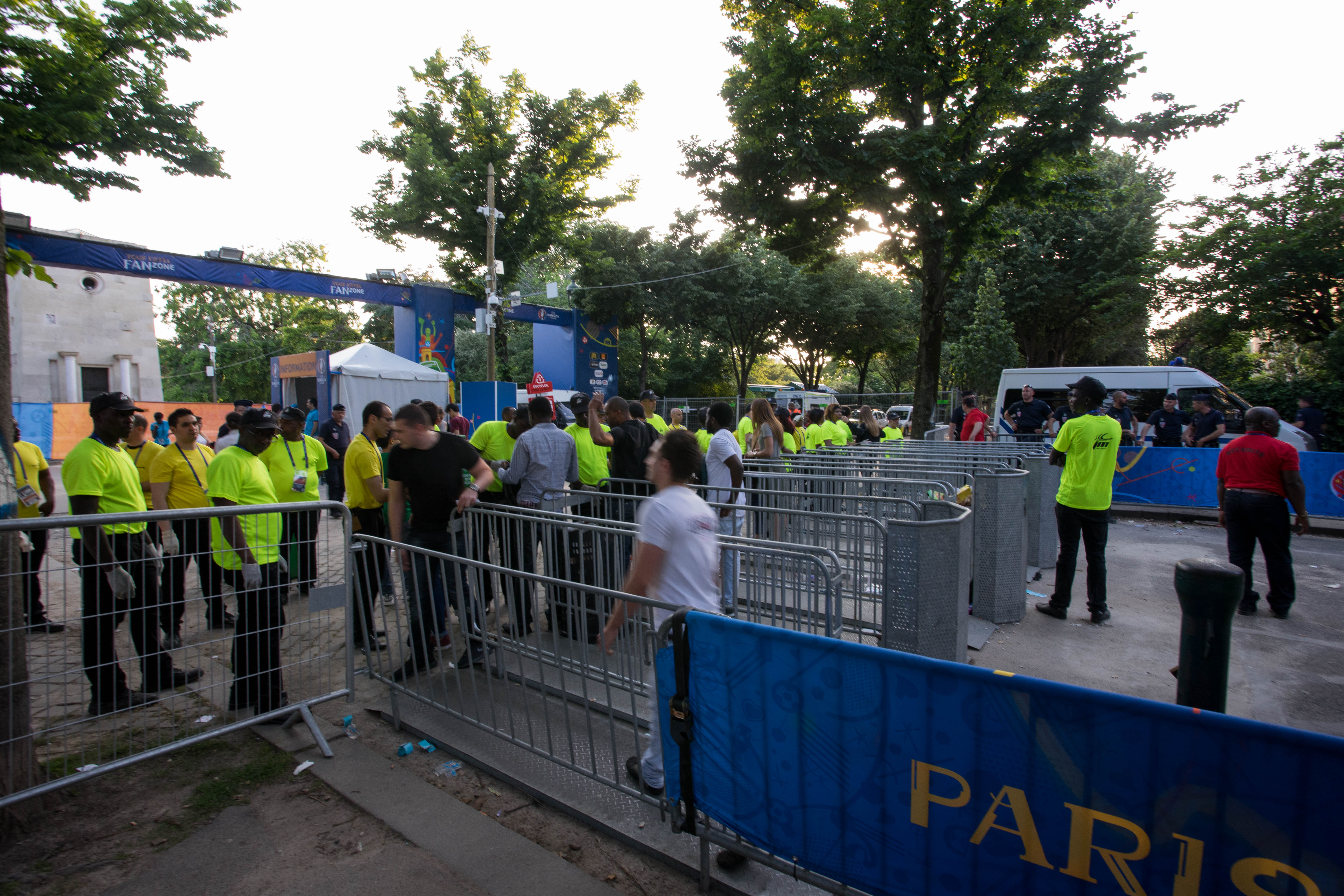 Euro 2016. ”Libertatea” a fost la fan-zonul uriaș din Paris, deschis cu un concert David Guetta, în prezența a zeci de mii de oameni. Securitate strictă / GALERIE FOTO și VIDEO