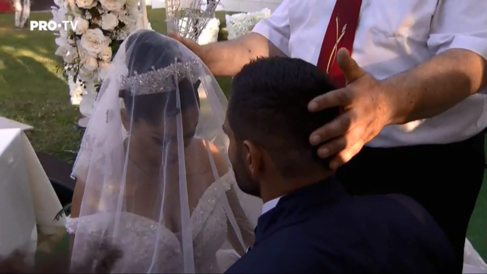 FOTO | Moment neplăcut la nunta Brigittei Sfăt cu Florin Pastramă. Au adus fluturi, dar le-au zburat direct în față