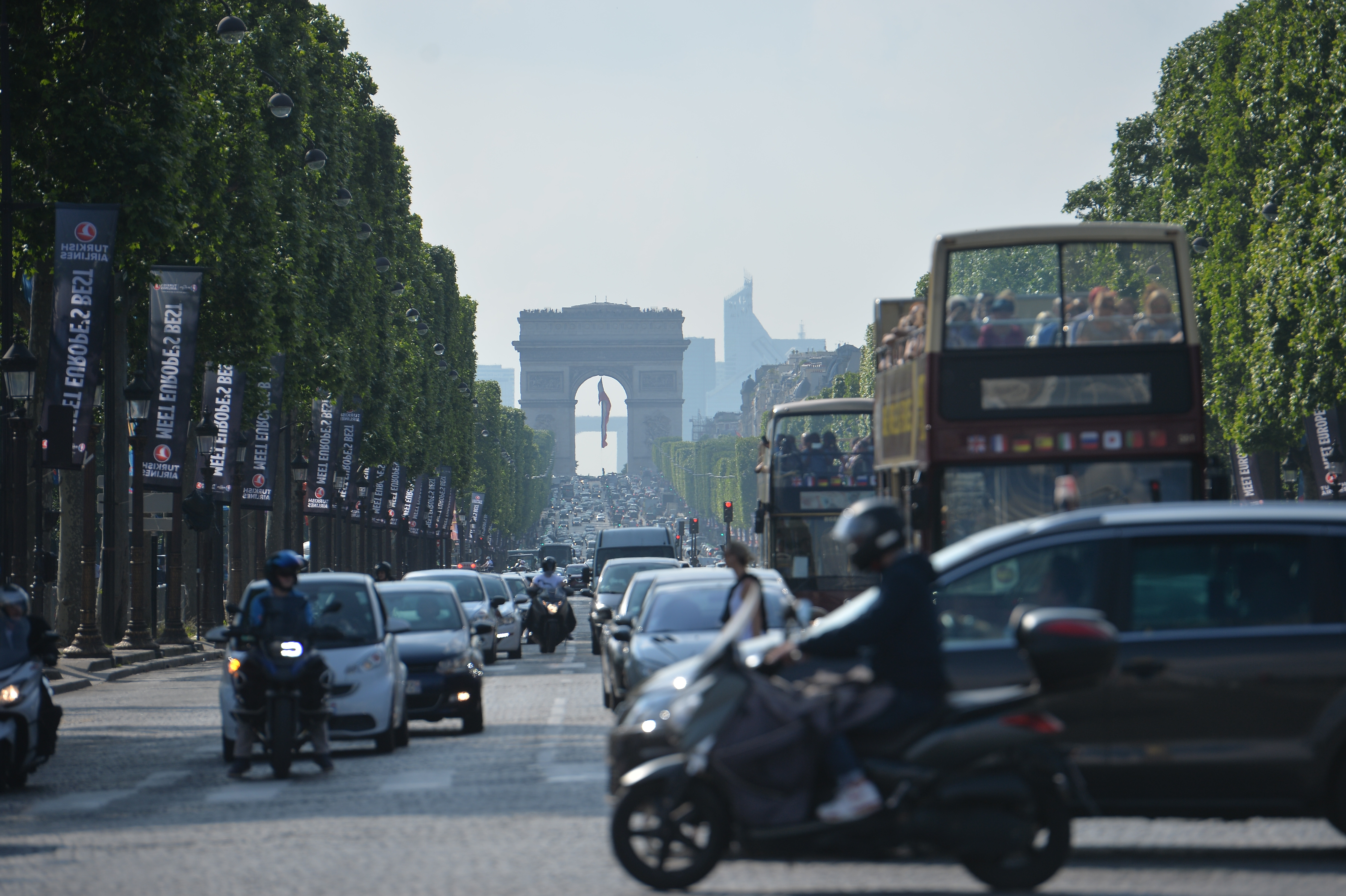 Euro 2016. Reportaj din infernul de la Saint-Denis. Vineri jucăm aici, pe Stade de France, cu gazdele! ”Explodează câte o bombă la două săptămâni și se trage cu Kalașnikovul” EXCLUSIV&FOTO