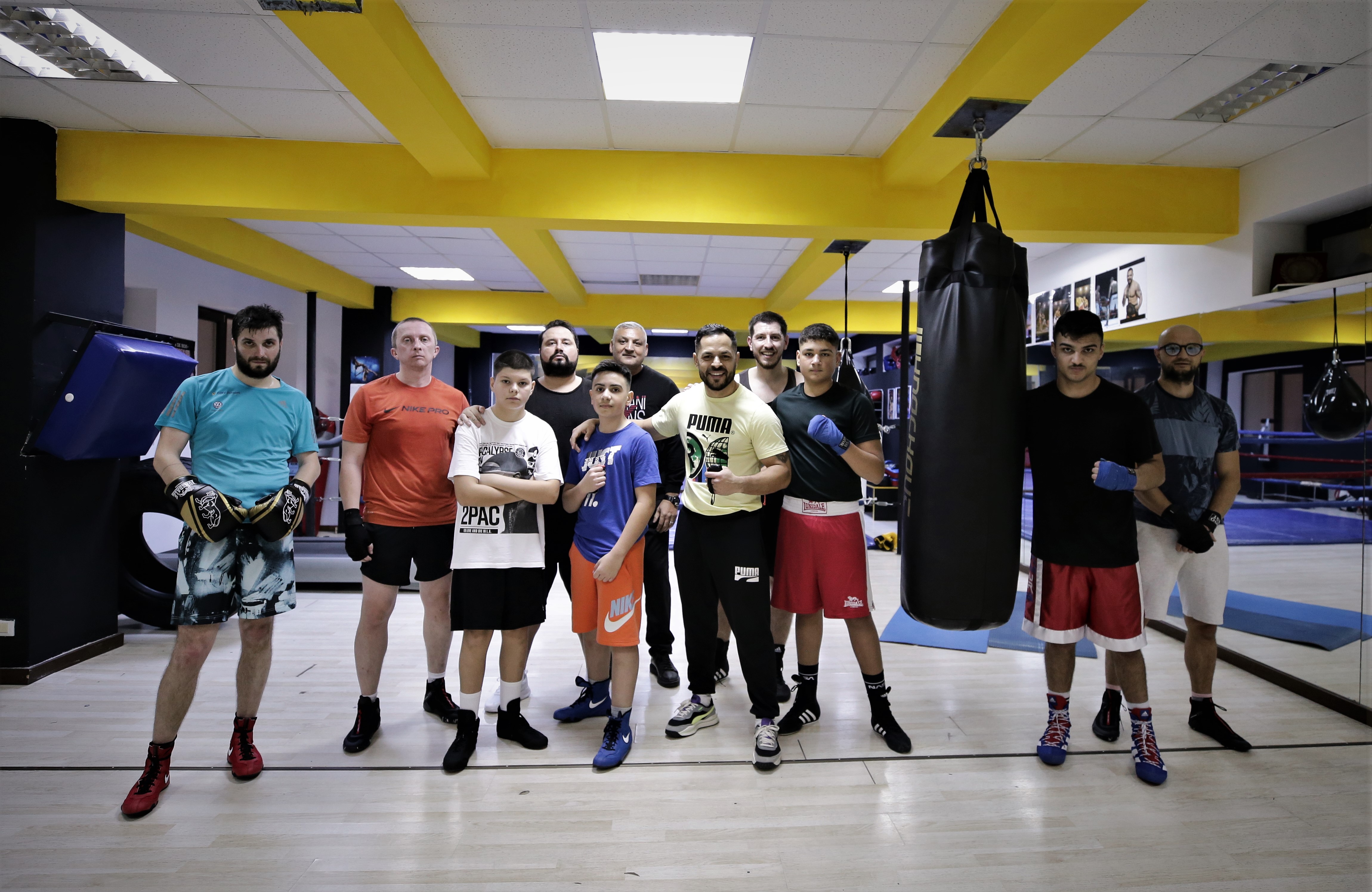 Fight Club de Pipera! Într-o sală din nordul Capitalei, un fost boxer învață mai mulți copii să devină campioni, iar pe corporatiști - să se apere: „Aici ei sunt familia mea”