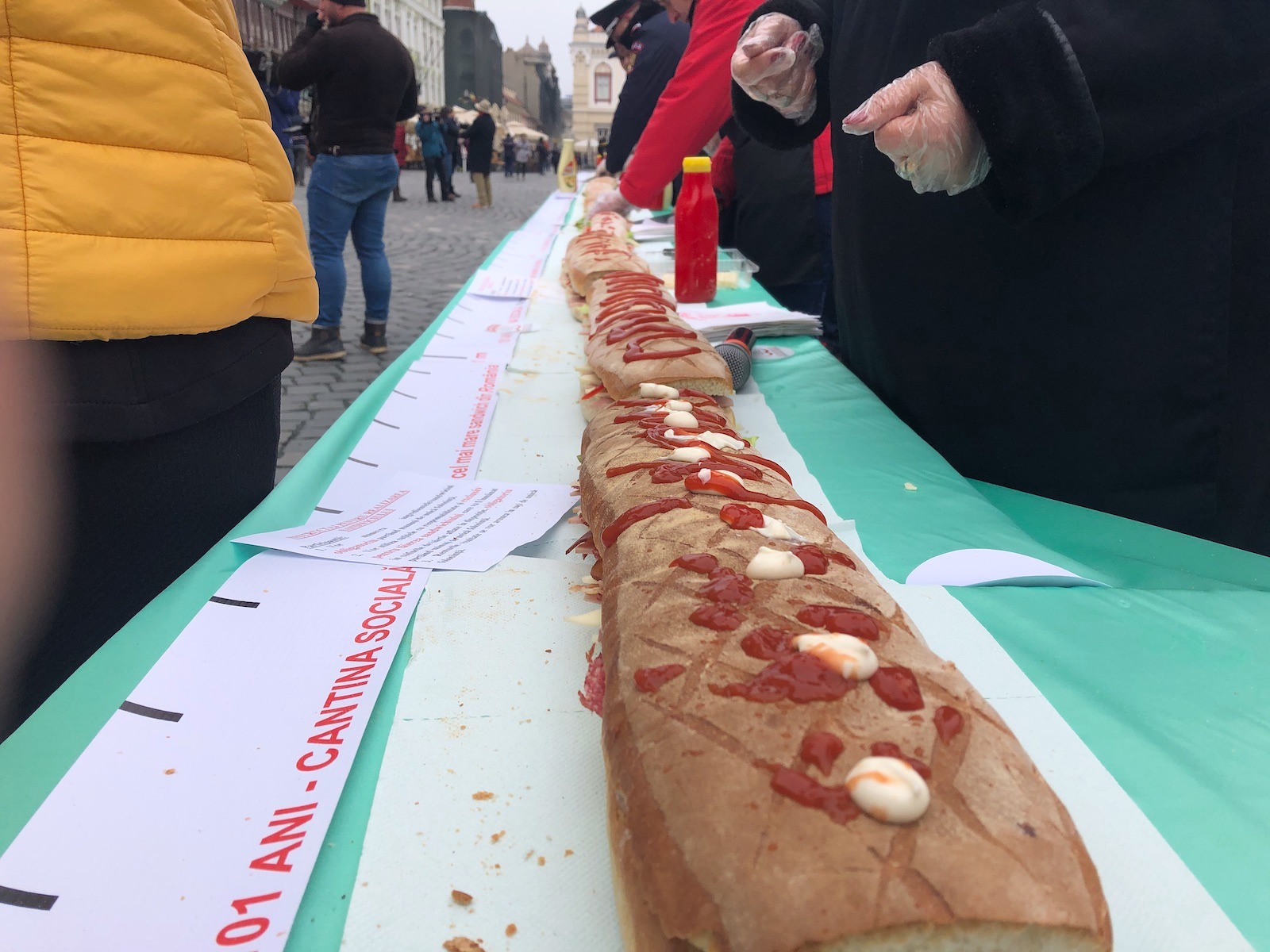 FOTO/ Așa arată cel mai lung sendviș din România. Au fost folosite 181 de pâini!