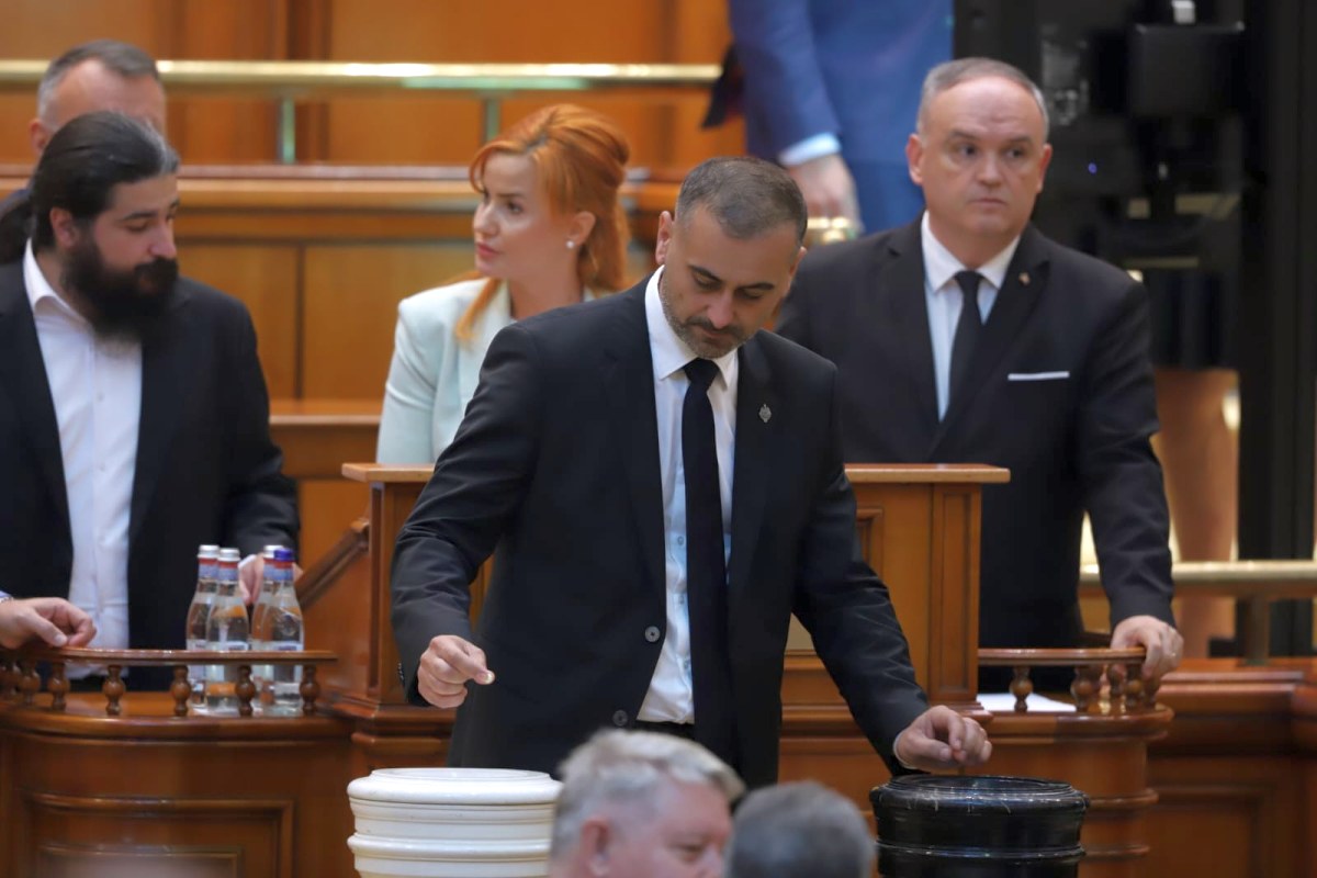 Toate cele patru moțiuni de cenzură depuse împotriva Guvernului Bolojan au fost respinse în Parlament. Ce urmează