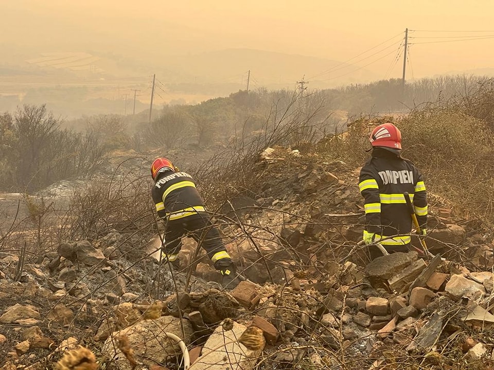 Pompierii români, trimiși din nou în Grecia. Imagini de la prima lor misiune, la un incendiu care amenință un spital
