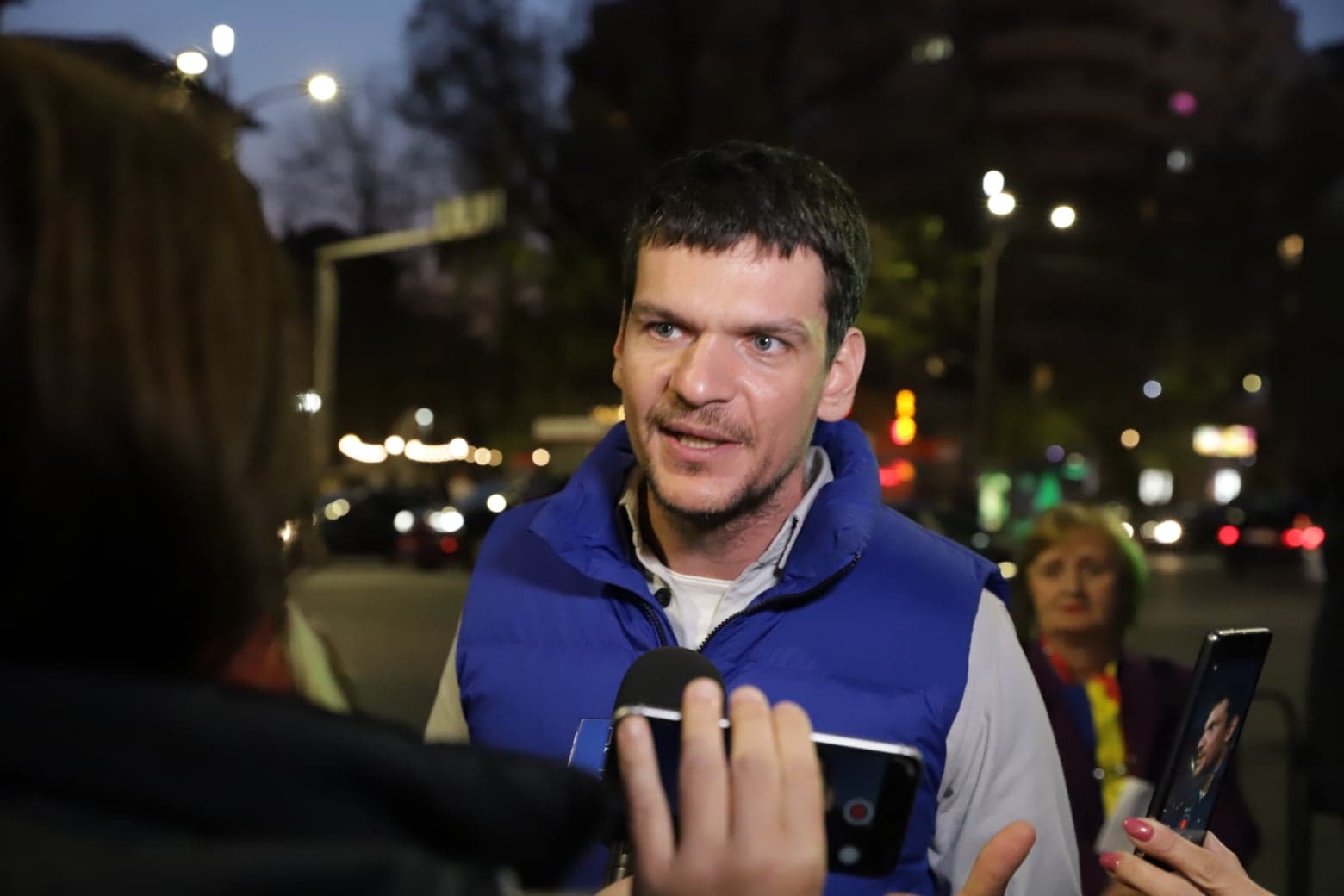 FOTO&VIDEO/ Sute de oameni au protestat sâmbătă seară în Piața Universității. Tudor Chirilă și regizorul Stere Gulea, printre protestatari