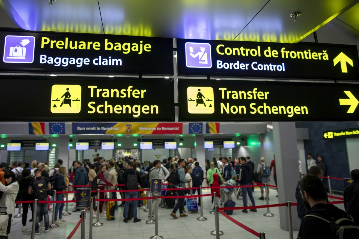 România a intrat în Spațiul Schengen aerian și maritim. Momentul în care primele persoane trec fără controlul pașapoartelor pe Aeroportul Otopeni. „Extinderea terestră va fi politică”