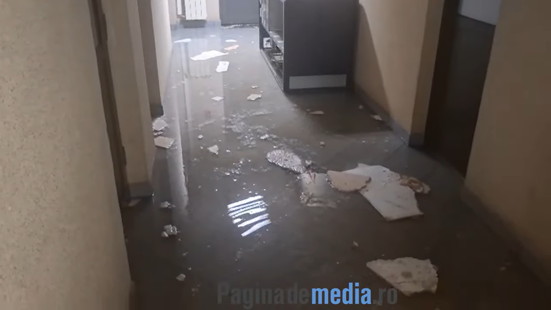 Sediul TVR a fost inundat. Ploile din București au lăsat urme: Bucăți de tavan au căzut în redacția știrilor