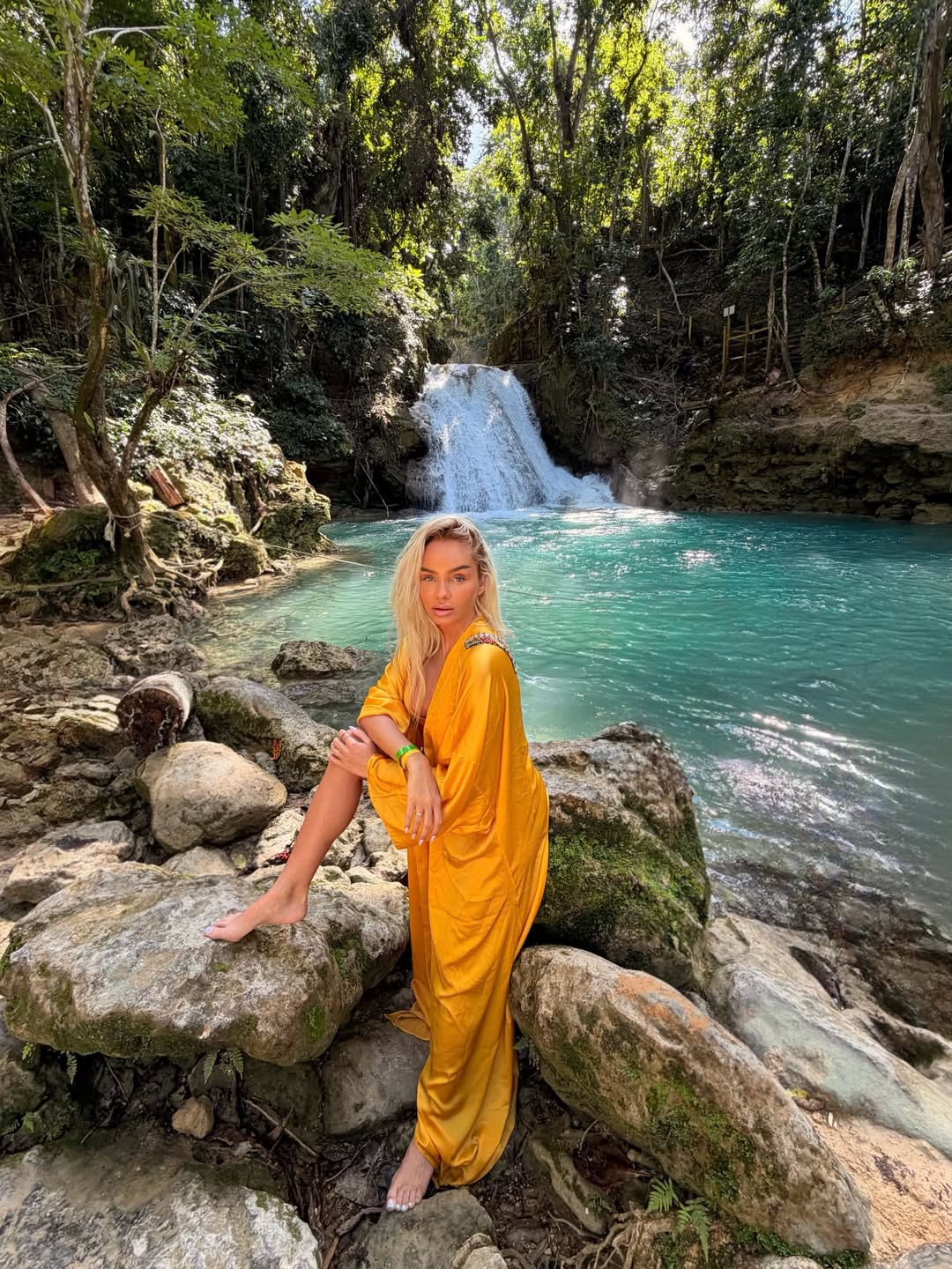 Imagini cu Maria Constantin într-un costum de baie minuscul. Artista își petrece vacanța în Thassos, Grecia