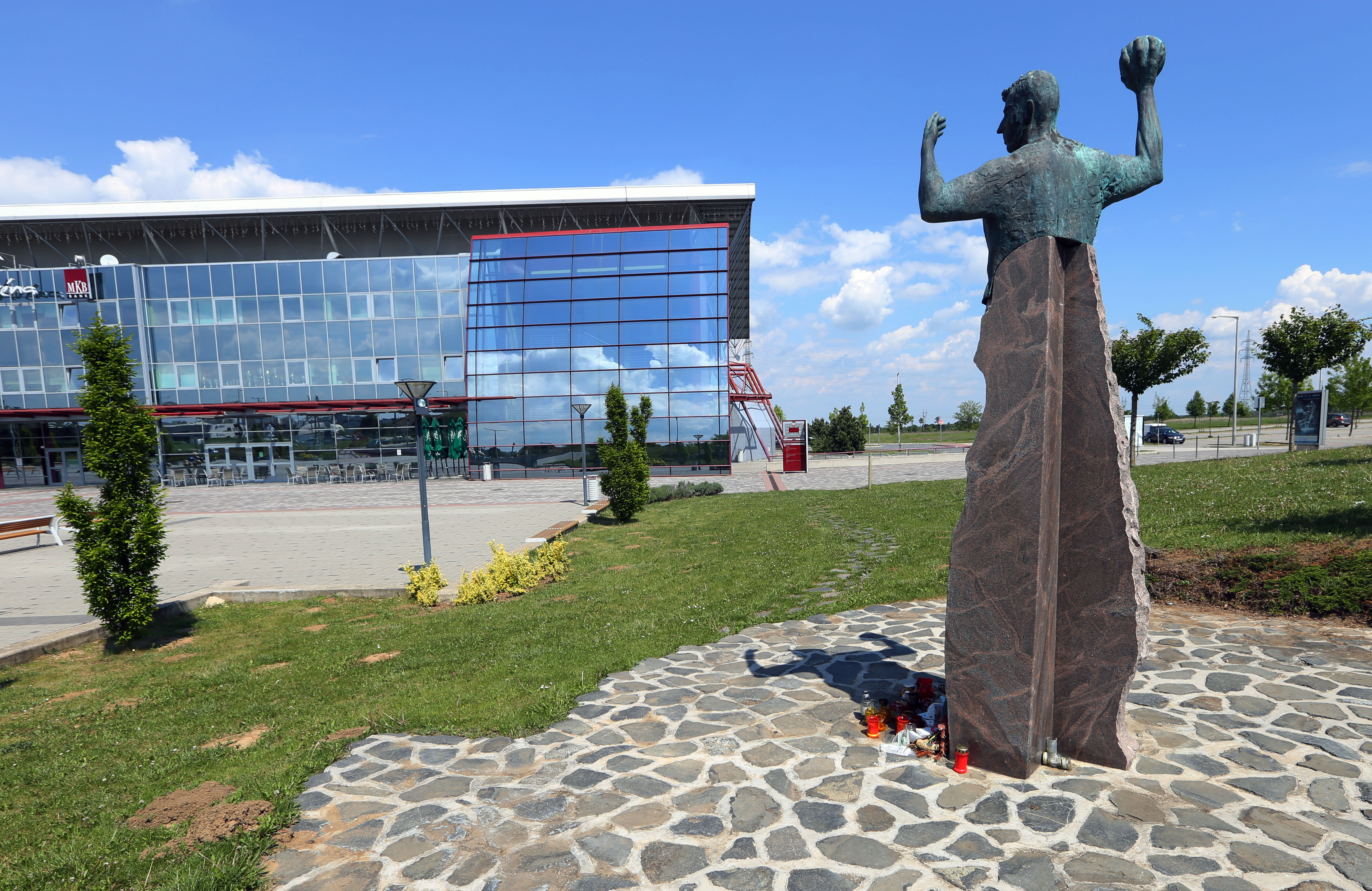 EXCLUSIV! Veszprem nu l-a uitat pe Marian Cozma! Colegii i-au făcut altar în vestiar, iar galeria îi strigă numele la fiecare meci!
