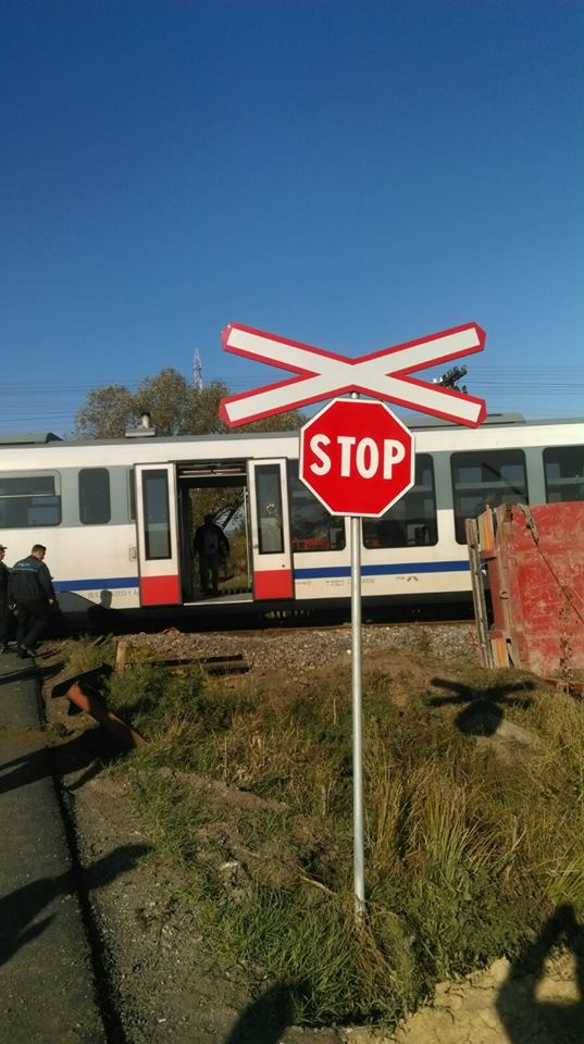 Camion spulberat în urma unui accident de tren în Mureș. Șoferul a scăpat miraculos