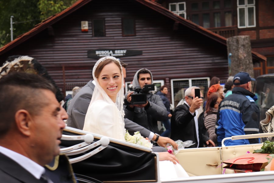 CORESPONDENȚĂ DIN SINAIA/ Principele Nicolae și Alina Binder au fost cununați. Momente emoționante la ieșirea din biserică, mulțimea a izbucnit | FOTO & VIDEO
