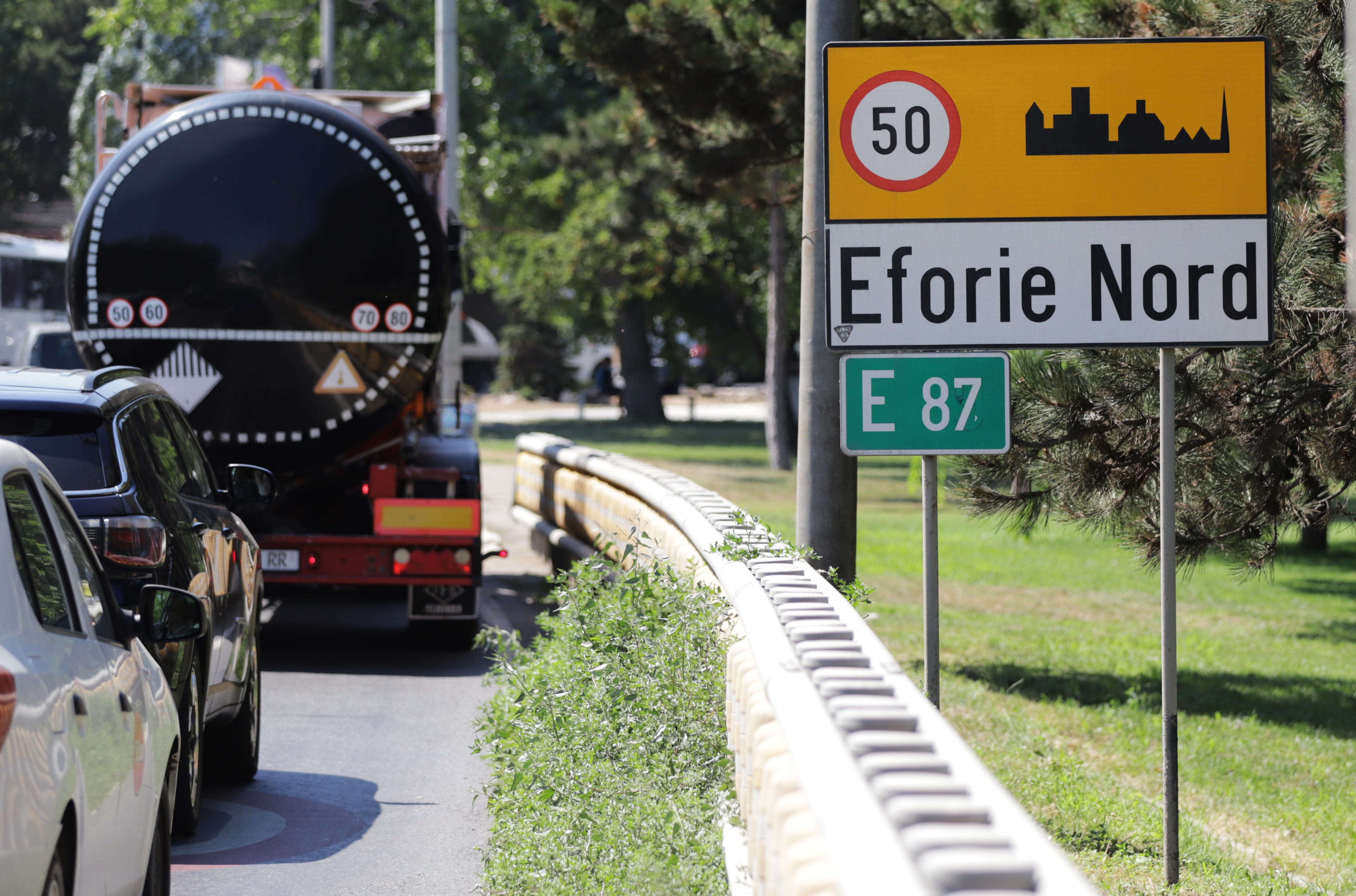 Prețurile de pe litoral: Eforie Nord vs Nisipurile de Aur. Cum se scumpeşte hamsia când înoată spre sudul Mării Negre