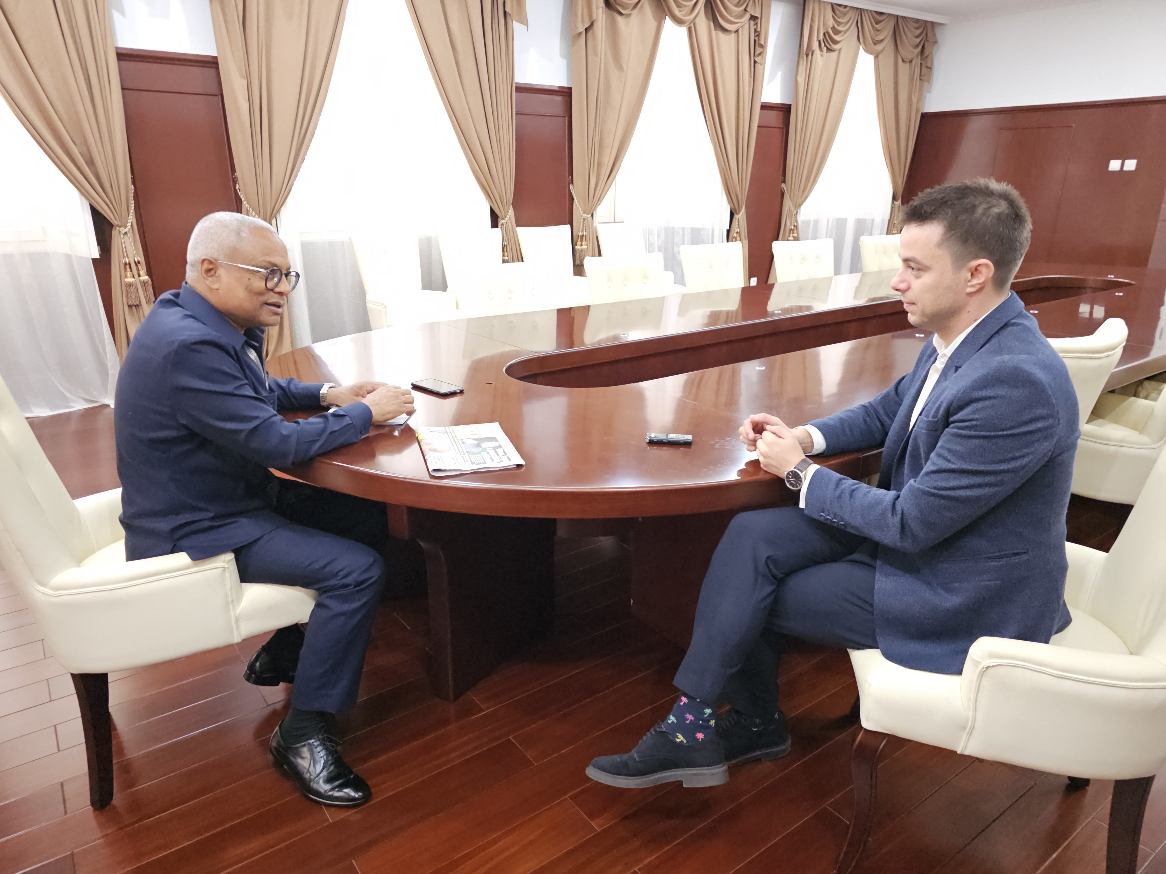 INTERVIU. Întrebat înaintea întâlnirii cu Klaus Iohannis dacă el și-ar face publice cheltuielile cu deplasările la cererea a 40.000 de oameni, José Maria Neves, preşedintele din Capul Verde, a răspuns: „Nu e nevoie de 40.000. Dacă o singură persoană îmi cere ceva, eu sunt obligat să răspund”