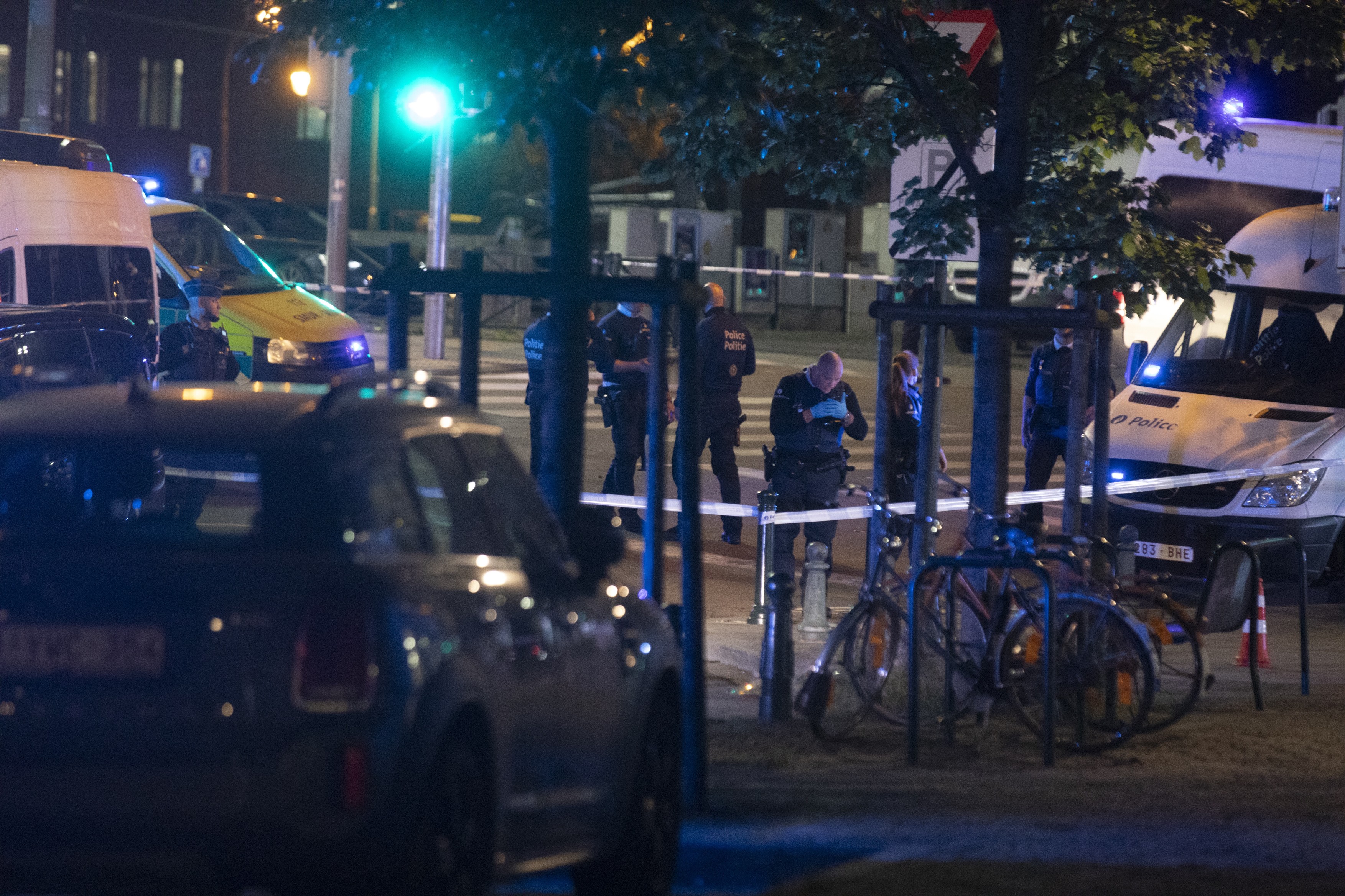 Atac terorist în Bruxelles: Poliția l-a împușcat mortal pe bărbatul care a ucis doi suedezi înainte de meciul de fotbal Belgia - Suedia