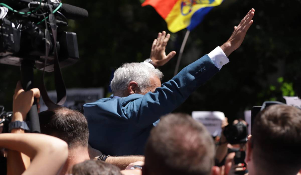 Călin Georgescu a făcut o baie de mulțime în fața Judecătoriei Sectorului 1 din București. Magistrații au amânat decizia privind anularea controlului judiciar