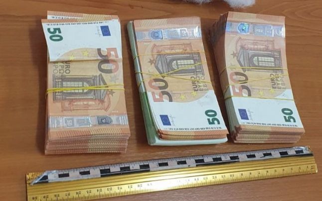 Rețea de falsificatori de euro destructurată la Galați. Bancnotele erau ascunse în perne