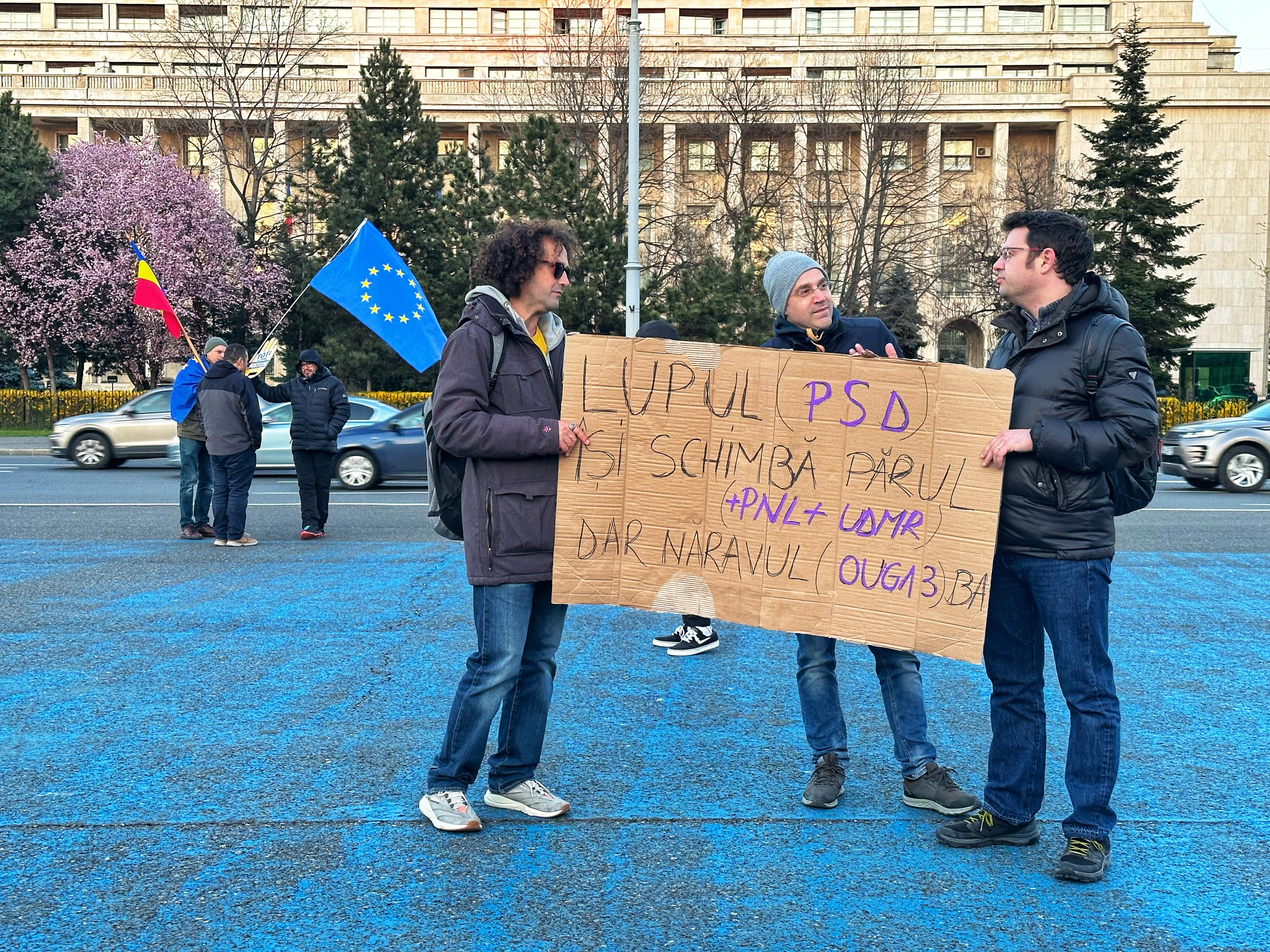 Protest cu zeci de oameni în Piața Victoriei, după ce senatorii au votat pragul de 250.000 de lei pentru abuz în serviciu