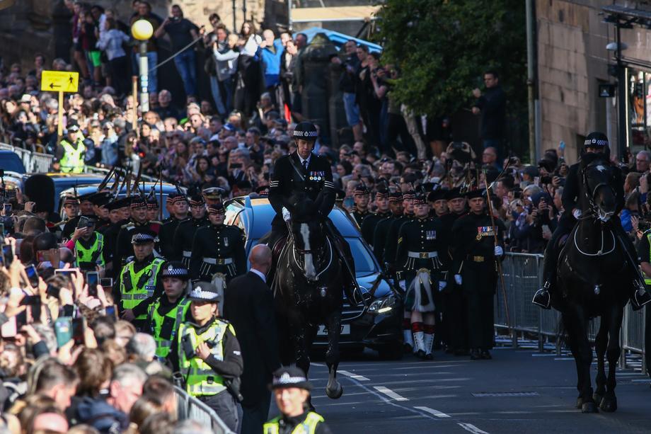 Sicriul reginei Elisabeta a II-a, depus la catedrala din Edinburgh, după o procesiune condusă de regele Charles al III-lea | VIDEO