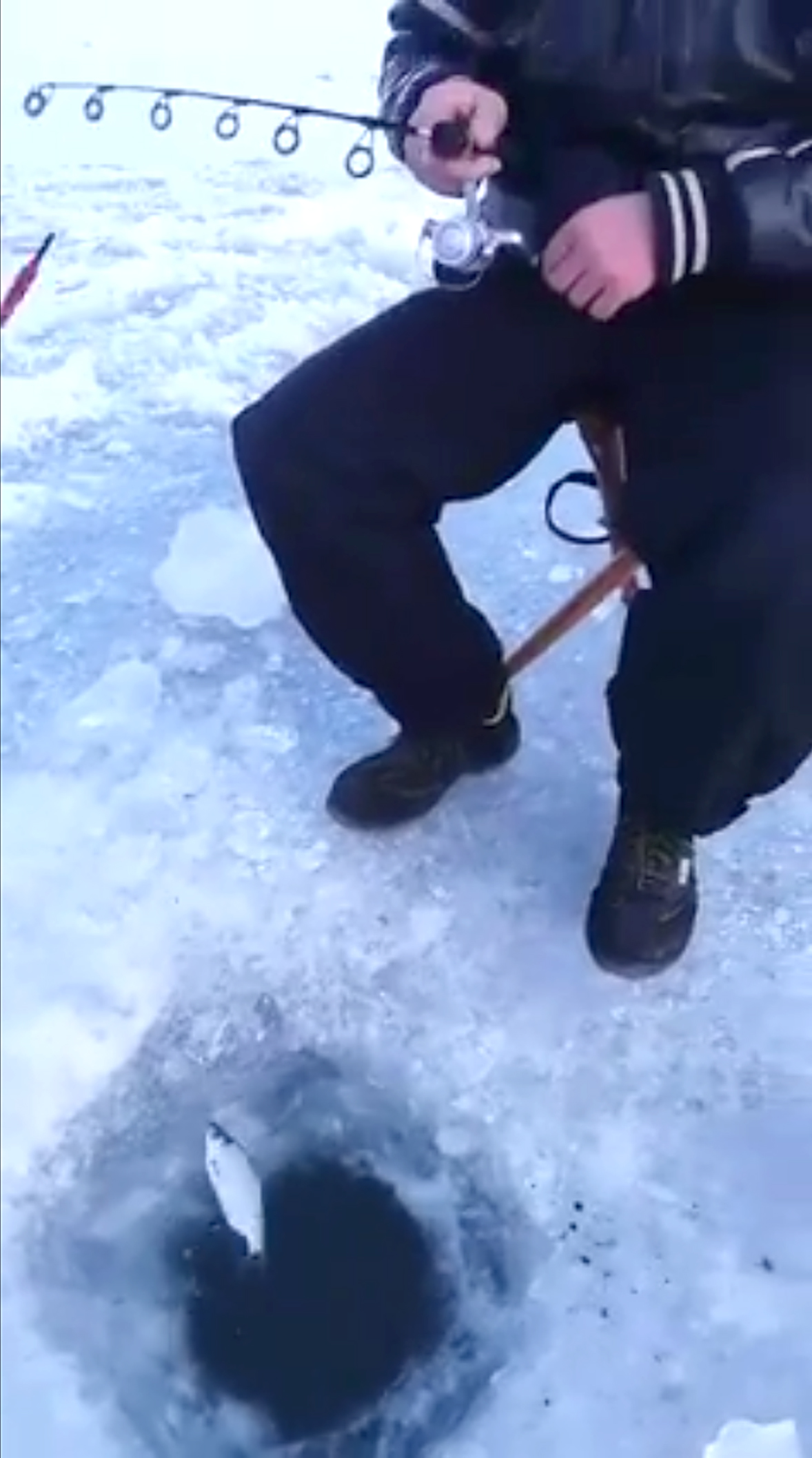 Tinerii patinează pe Lacul Cinciș din Hunedoara care a înghețat. Gheața se poate sparge oricând