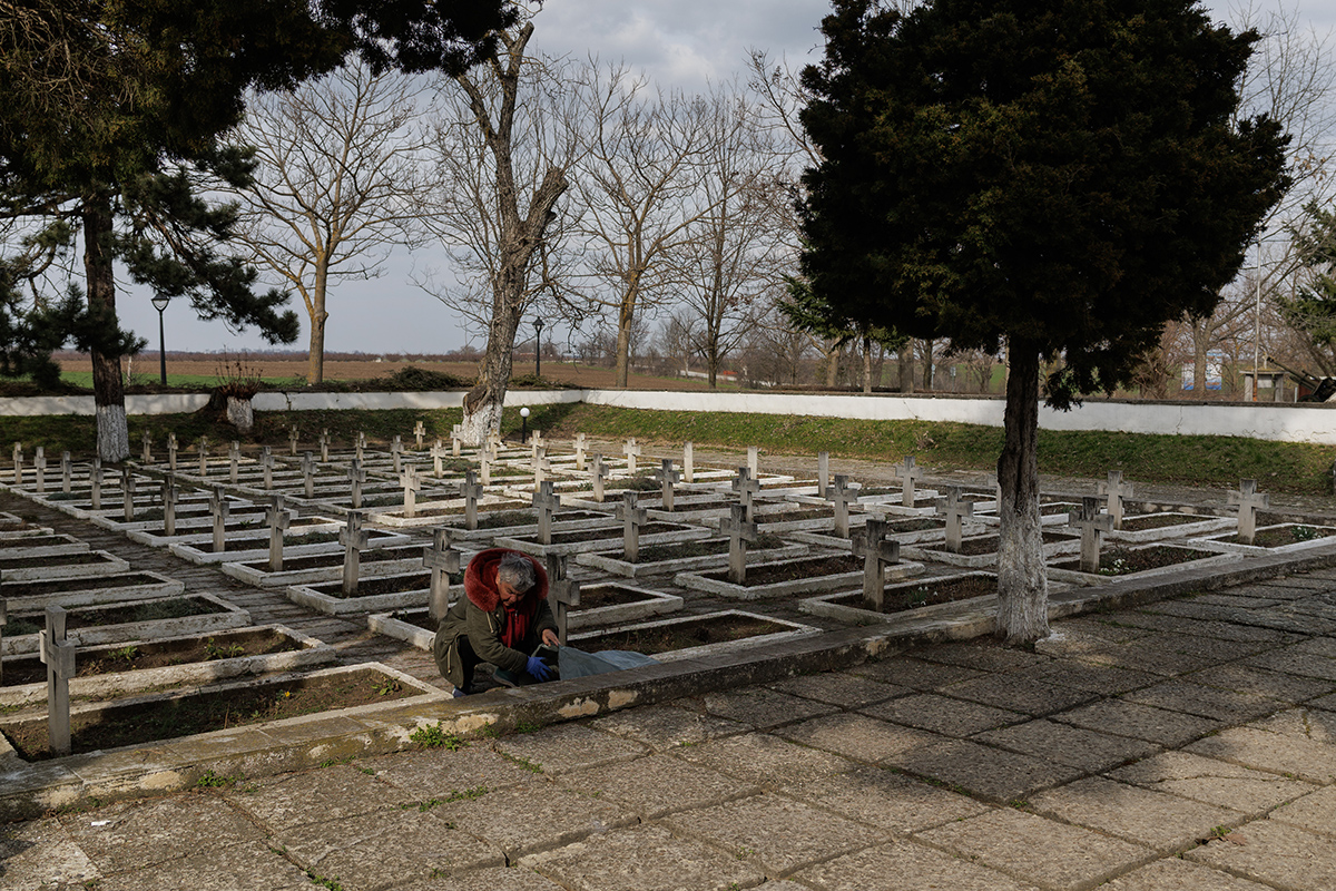 Ce rămâne după războaie: nimeni nu-i mai strigă pe nume pe miile de români din gropile comune de la Turtucaia FOTOREPORTAJ