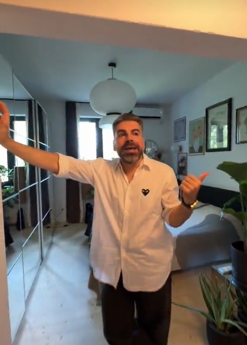 Imagini din apartamentul în care locuiește Maurice Munteanu. În sufragerie are o canapea vintage care costă 8.000 de euro