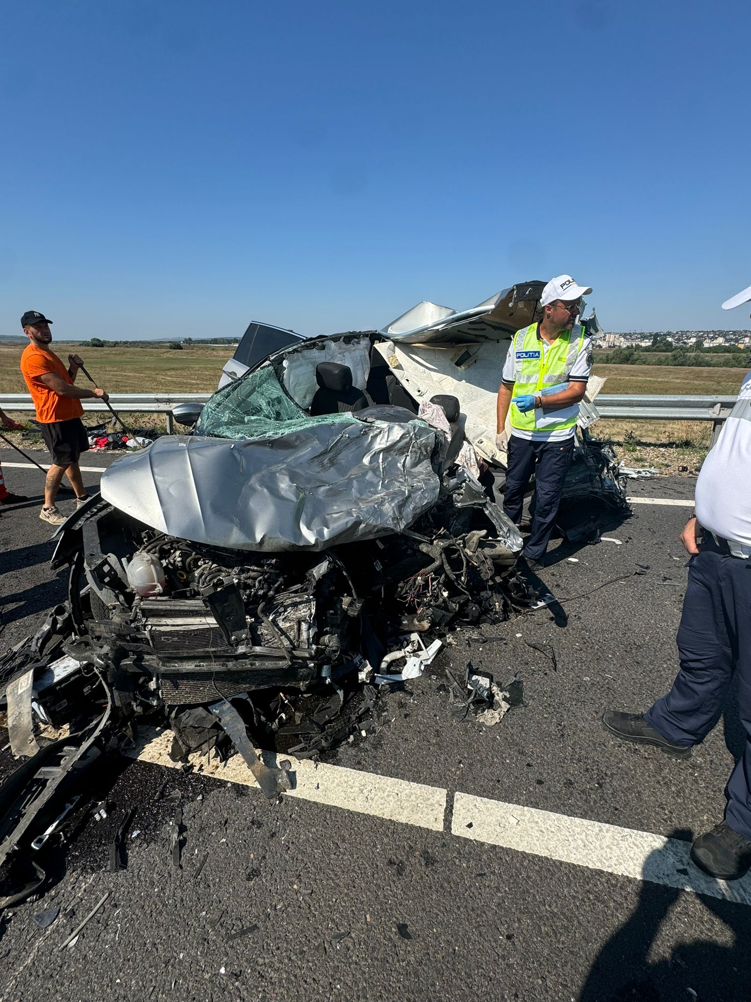 O mașină de teren a intrat sub un TIR și a fost complet strivită, pe șoseaua de centură din Bârlad. Șoferul a murit pe loc