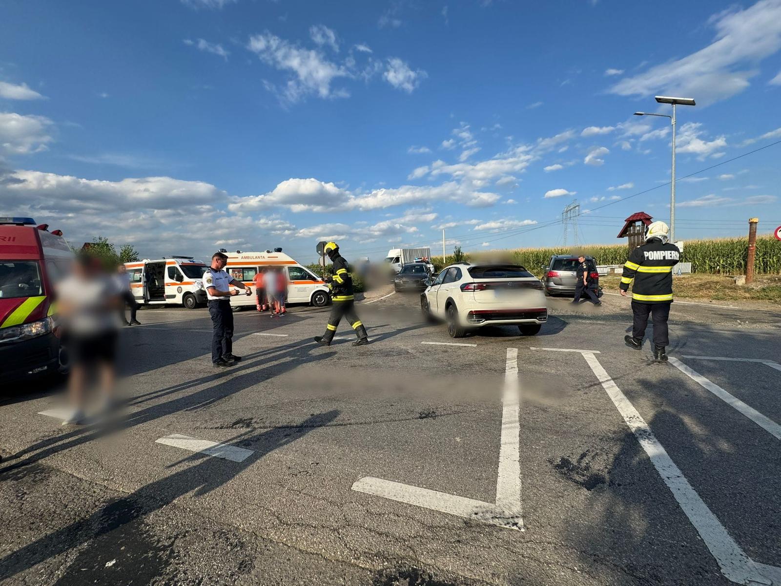 Accident grav în judeţul Suceava. 9 persoane au fost duse la spital, dintre care 6 copii