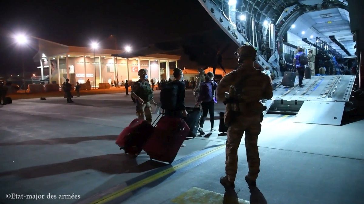 Mii de oameni au fost evacuați din Afganistan după ce talibanii au preluat controlul țării. Cum se desfășoară operațiunile
