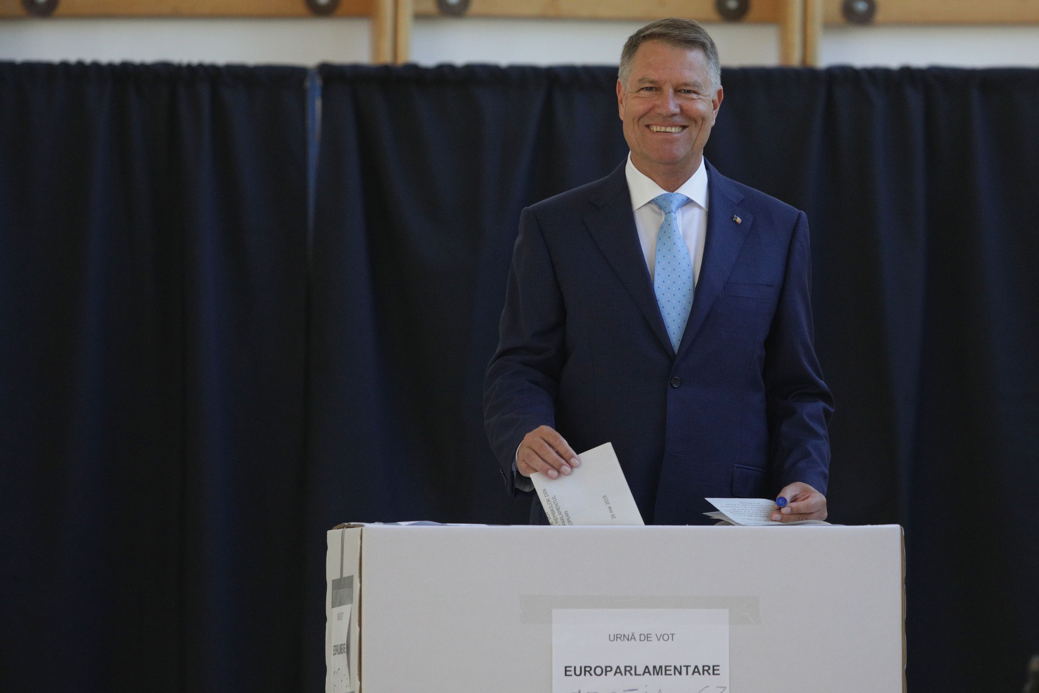 FOTO | Klaus Iohannis a votat la alegerile europarlamentare şi la referendum: "Veniţi la vot, dragi români! Astăzi, puteţi să începeţi să schimbaţi România!"