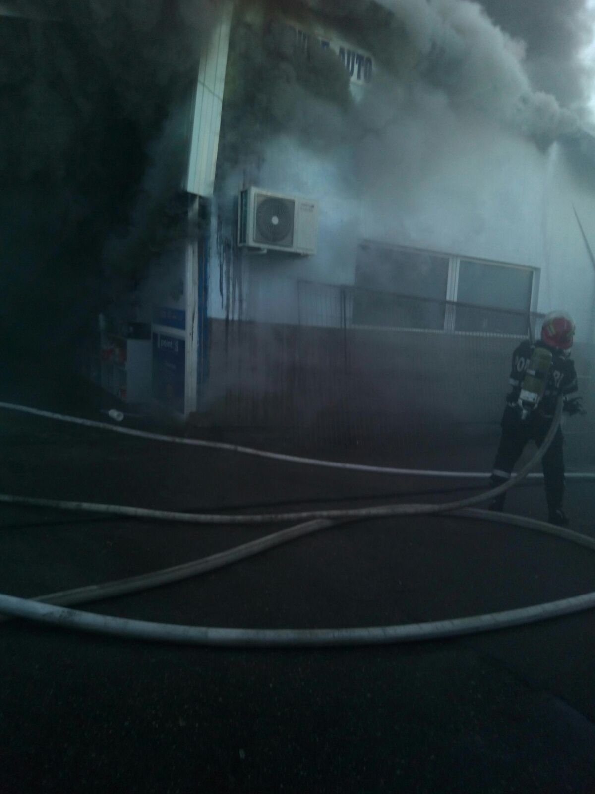 UPDATE: Incendiu violent din Câmpina, stins de pompieri. Focul ar fi pornit din cauza unui cablu defect / FOTO