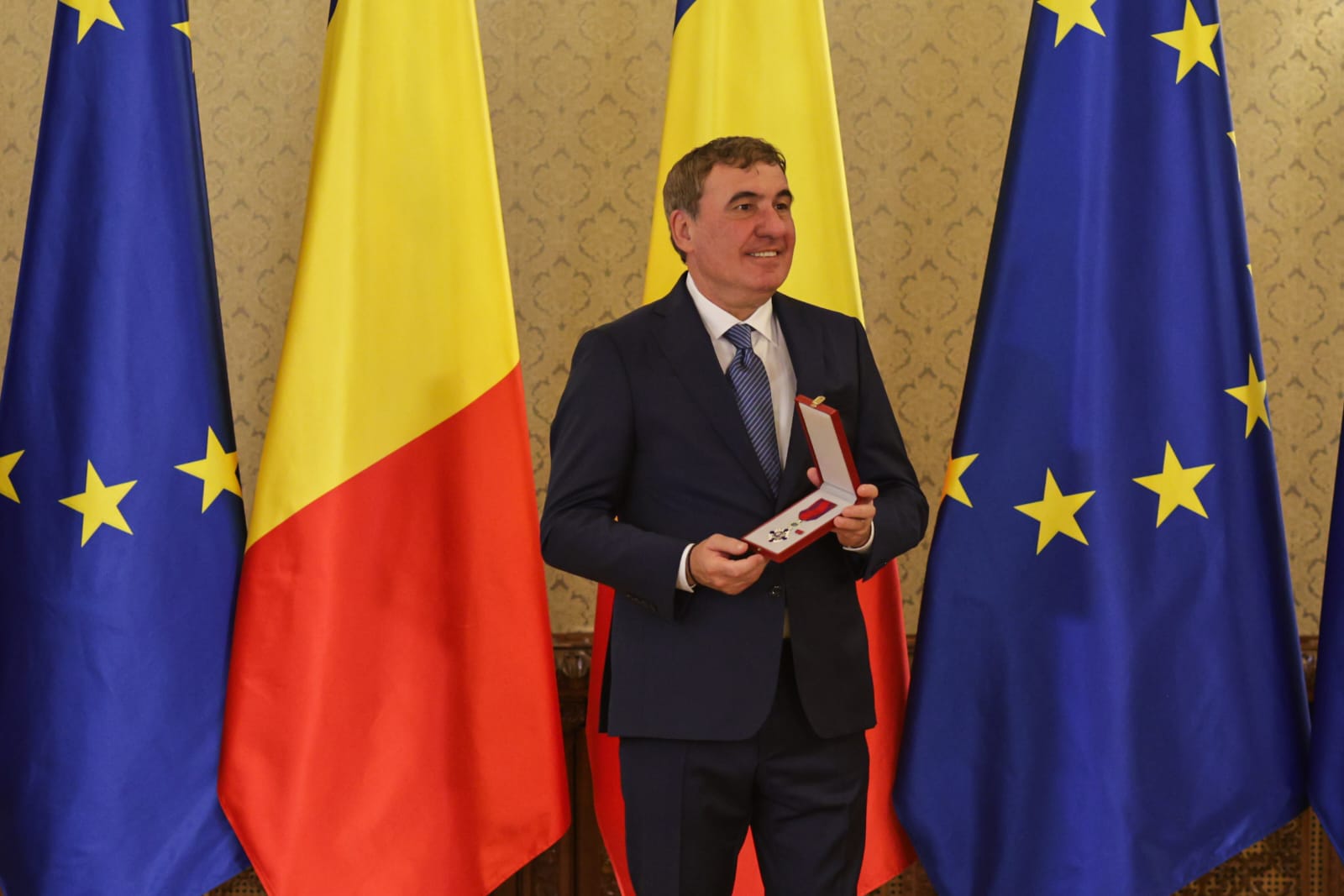 De ce a lipsit Ianis Hagi de la Palatul Cotroceni, unde Gică Hagi a fost decorat de Ilie Bolojan