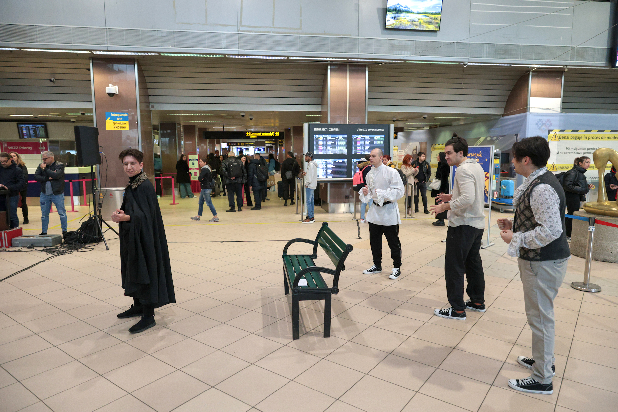 Surpriză pentru călătorii de pe Aeroportul Otopeni, de Valentine’s Day: spectacole din Shakespeare și momente coregrafice