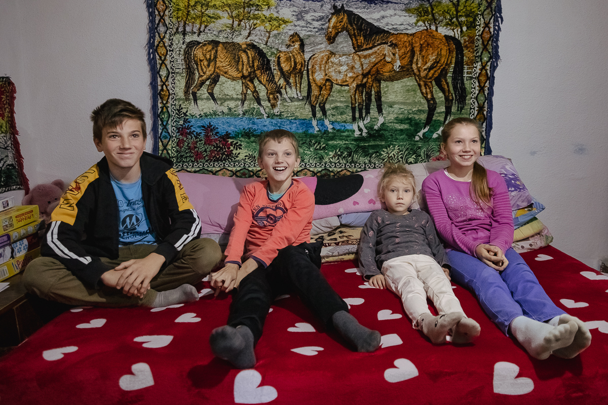 REPORTAJ. Noul proiect caritabil al părintelui Balaban: casă renovată pentru o familie cu patru copii, dintre care unul bolnav