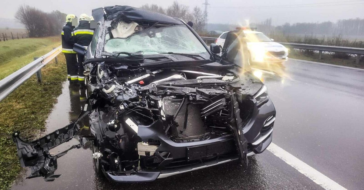 Un român cu BMW X5 a aruncat în șanț o dubă Iveco, pe o autostradă din Ungaria. Mașinile s-au făcut praf, șoferii au scăpat nevătămați
