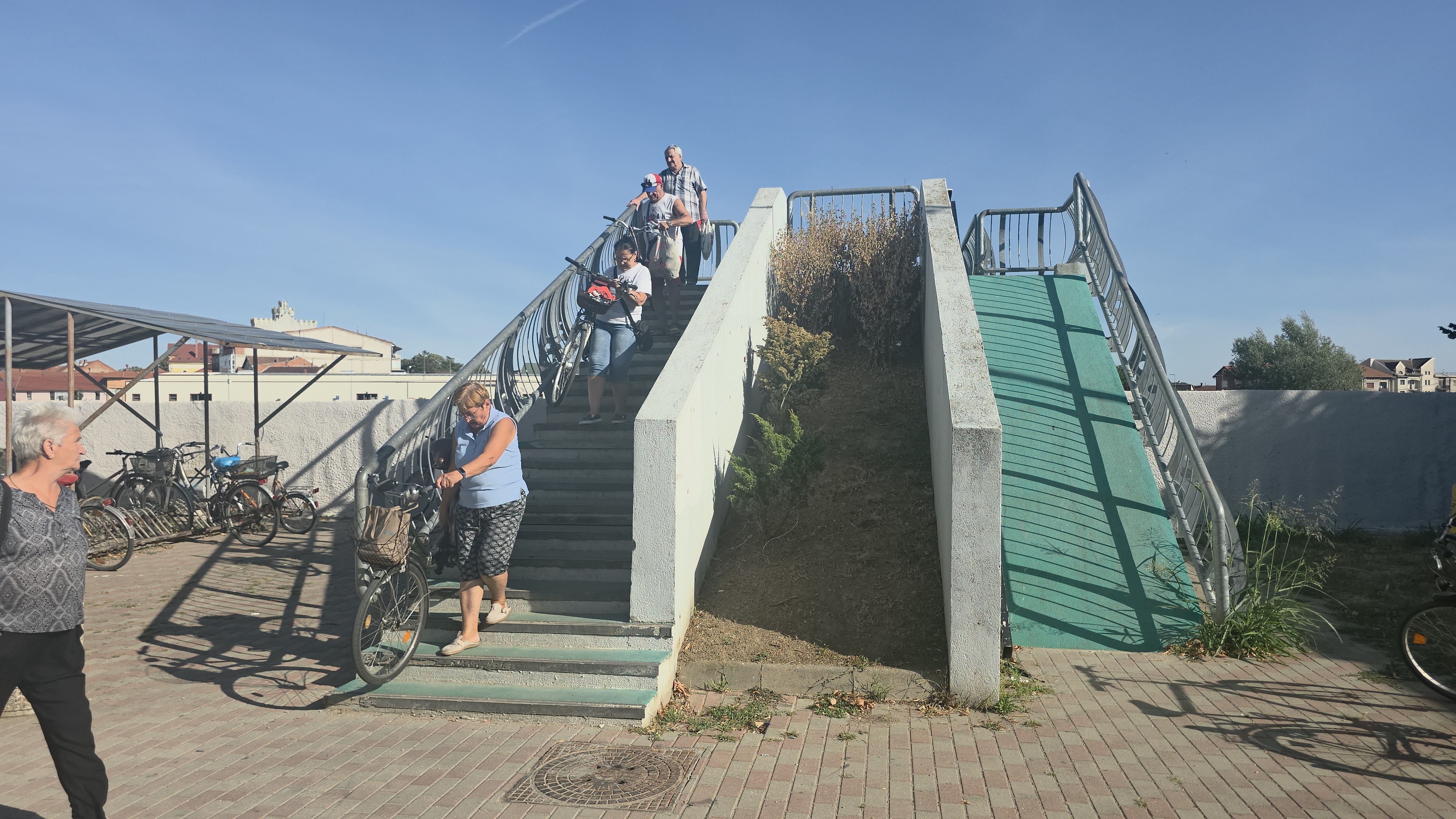 Pod pietonal inaugurat cu alai de fruntași PSD, inaccesibil oamenilor cu dizabilități, bicicliștilor, mamelor cu copii