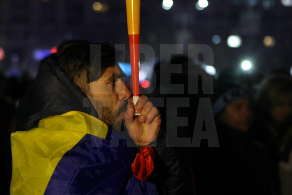 UPDATE. Protest, miercuri seara, în Piața Victoriei. ”Uniți toți, scăpăm țara de hoți!”. Hora frăției, în fața Guvernului / GALERIE FOTO