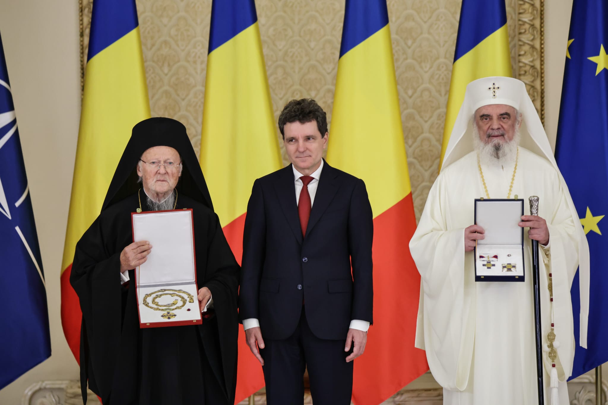 Bartolomeu I, decorat de Nicușor Dan după sfințirea Catedralei Neamului: „România trăieşte un moment istoric”