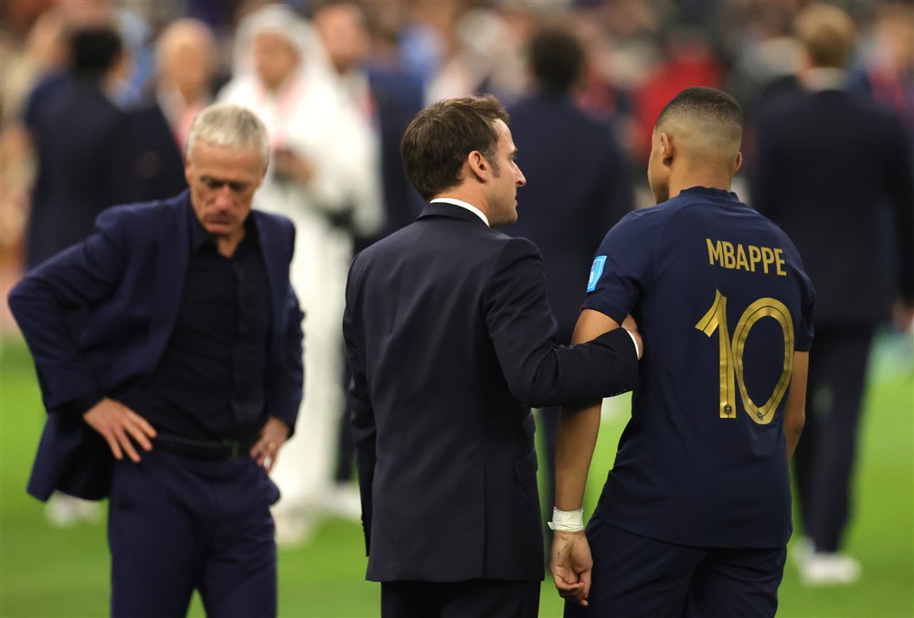 Emoțiile lui Macron. Președintele francez a trăit intens fiecare minut al finalei și l-a consolat pe Mbappe după meci