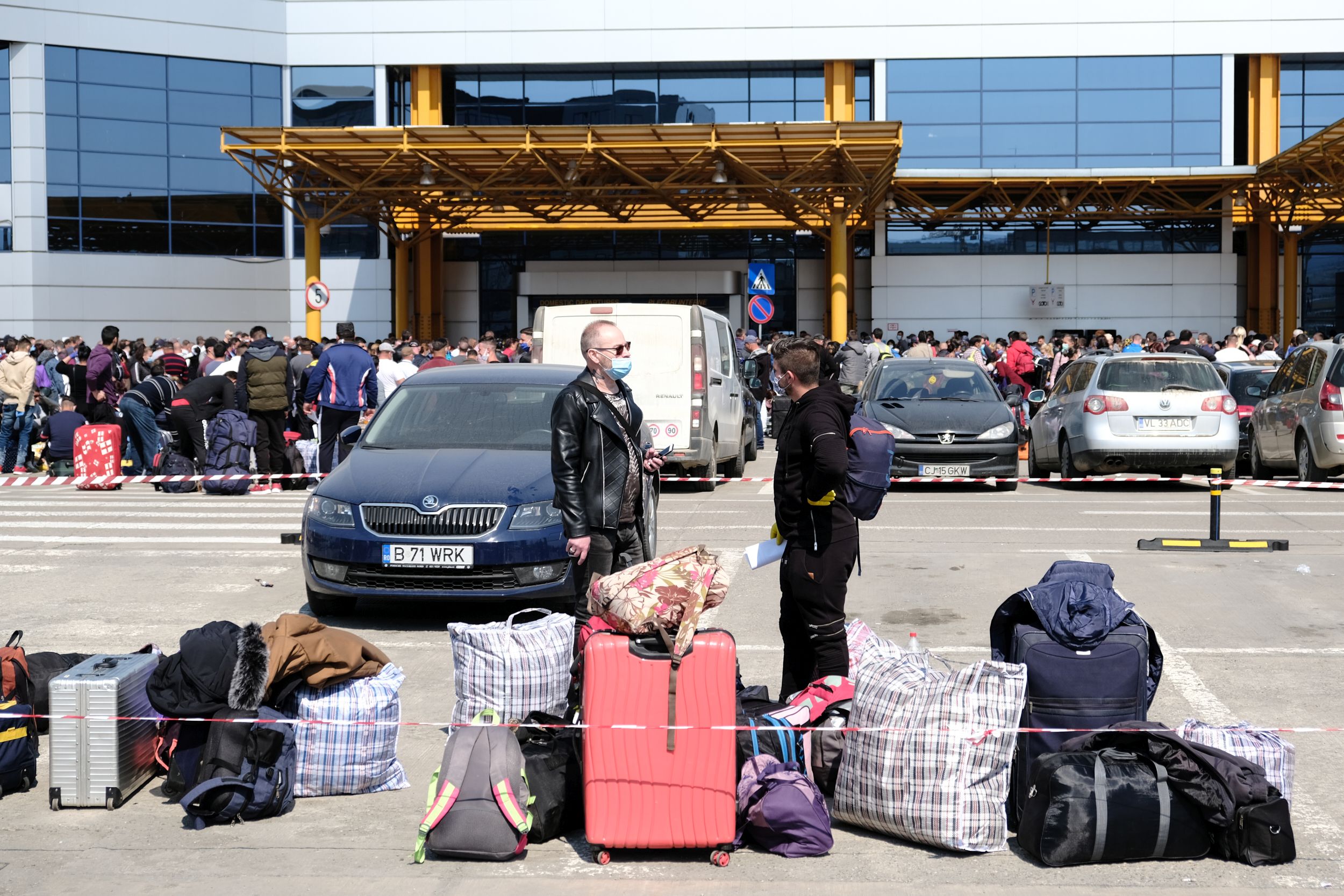 Imaginile zilei | Aglomerație pe aeroportul din Cluj: aproximativ 1.800 de oameni, înghesuiți în parcare. 12 curse decolează astăzi spre Germania