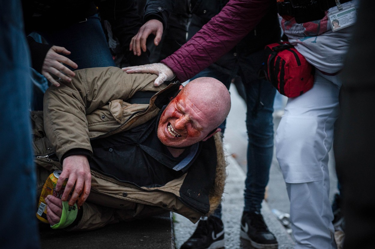 Peste 30.000 de persoane au protestat la Paris față de legea securității globale. Poliția a folosit tunuri de apă pentru a curăța piața