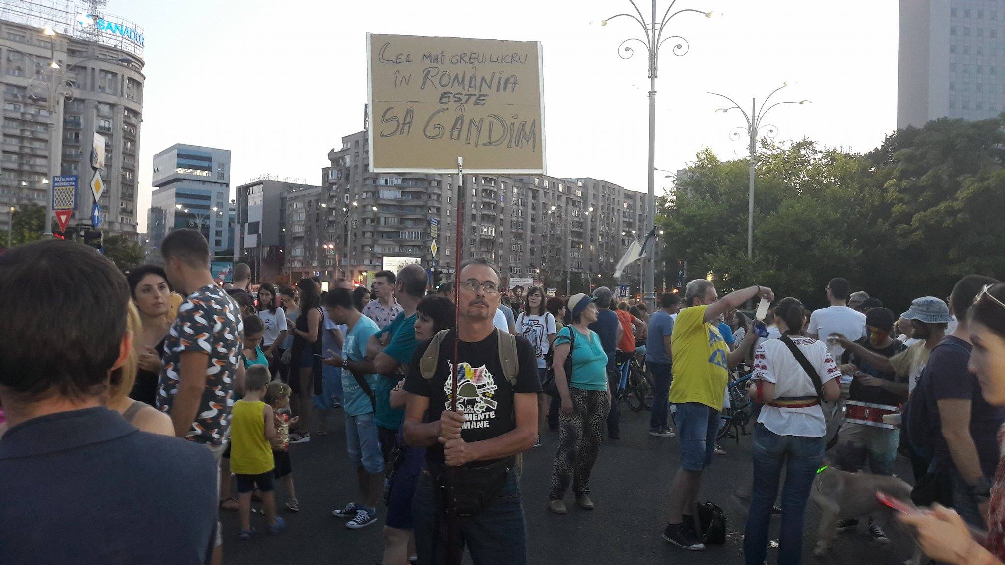 FOTO&VIDEO/ Peste 2.500 de oameni au protestat în Piața Victoriei faţă de modificările la legile justiţiei
