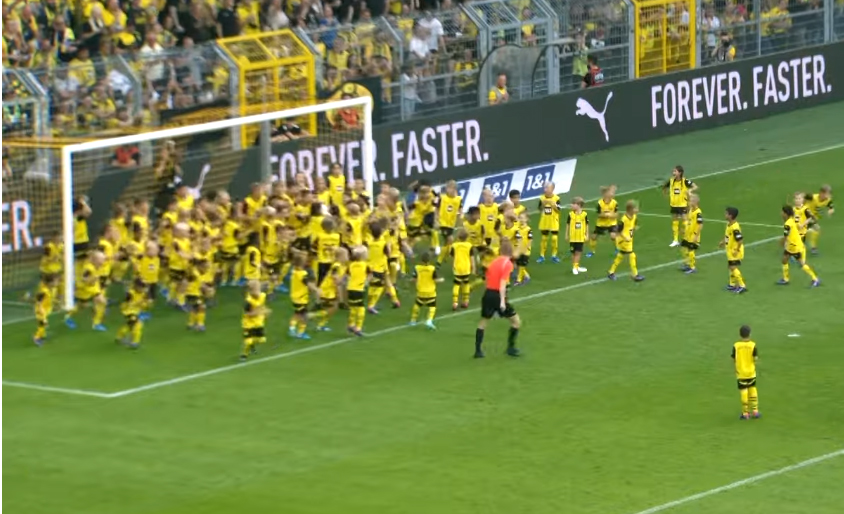 Hihetetlen pillanatok a gálán: 100 focista állt kapuba a büntetőnél – Ezt a videót hiba kihagyni