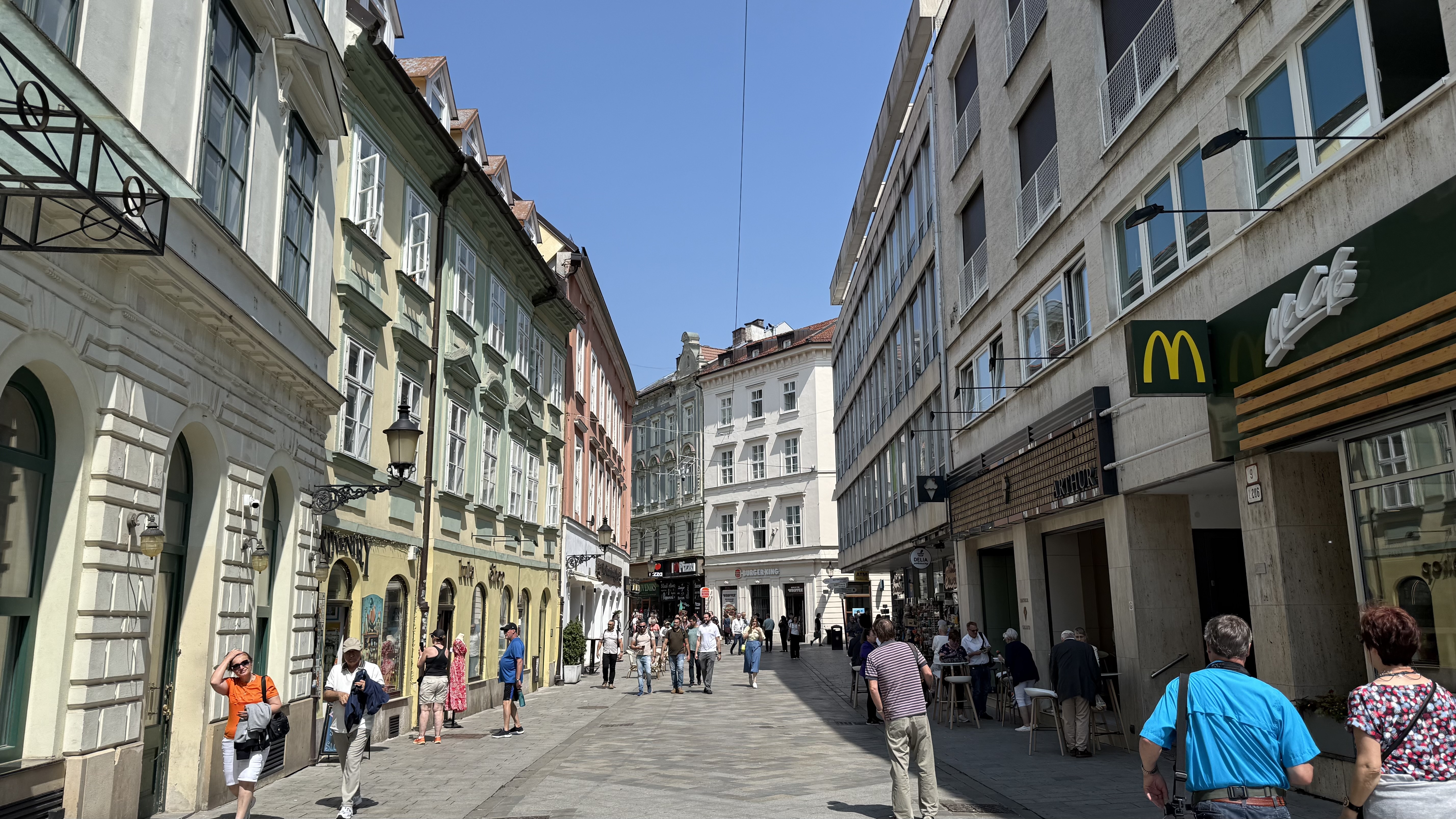 Cât plătești pentru un tuns și bărbierit la o frizerie de cartier din Bratislava: buget de restaurant în România