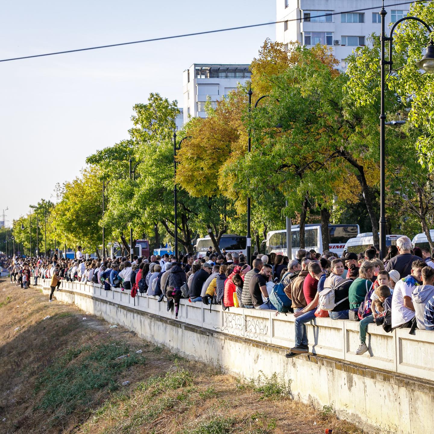 Peste 300.000 de oameni s-au închinat la moaştele Sfintei Cuvioase Parascheva, la Iași. 50.000 încă stau la coadă
