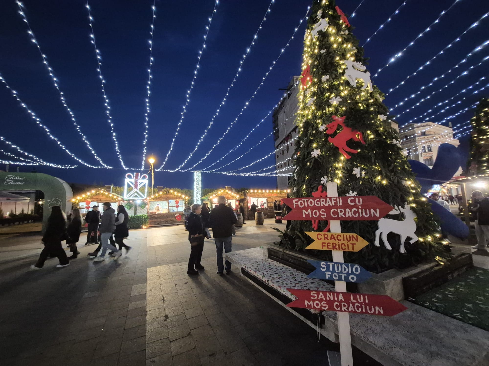 Ce s-a văzut la Târgul de Crăciun din Constanța în prima zi: urși suspendați pe un bloc în construcție, butoaie murdare și patinoar fără gheață 