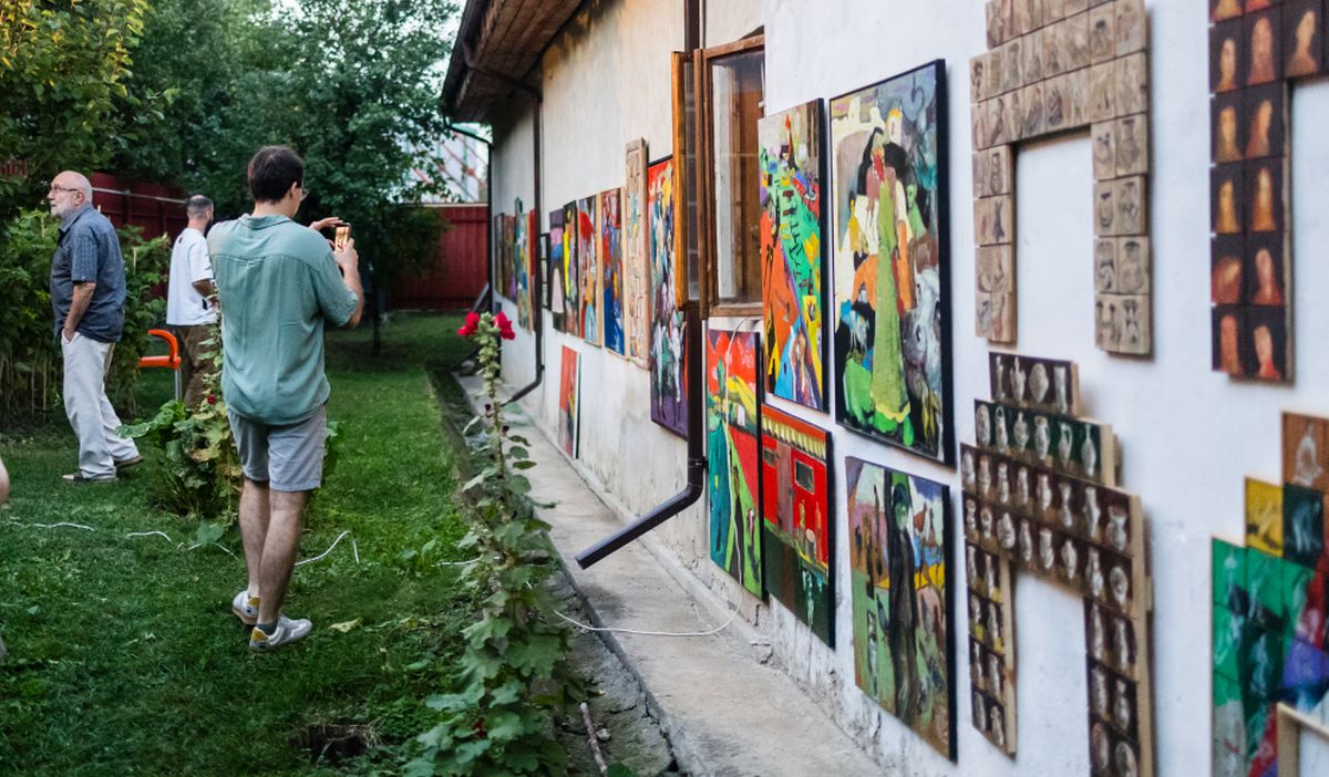 Cinci locuri pe care e musai să le vezi, chiar dacă pentru asta trebuie să te duci până la Cucuieții din Deal. Povestea bisericii de lemn cu tavan de stele