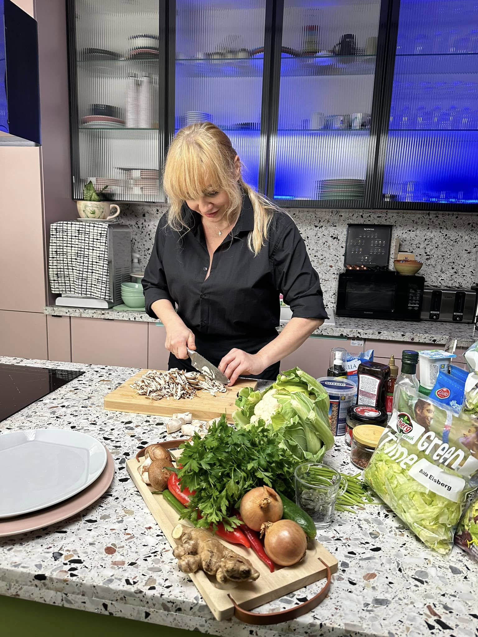 Imagini din apartamentul în care Cristina Cioran locuiește cu cei doi copii. Casa vedetei e plină cu jucării