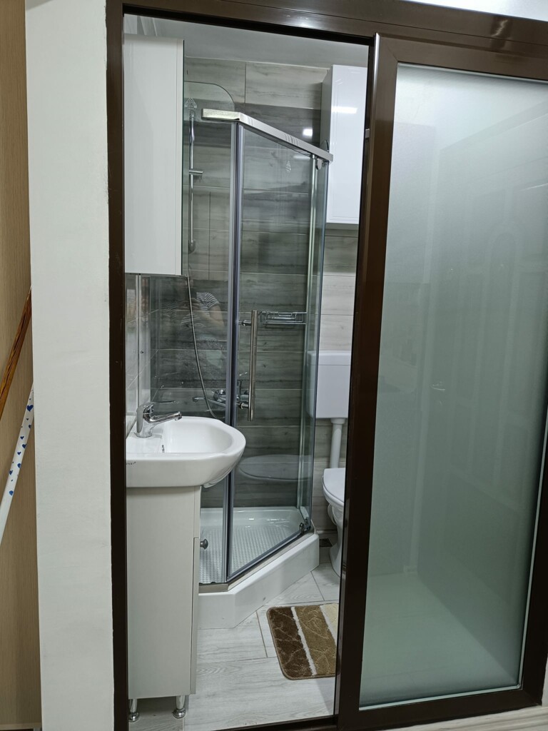 FOTO. Cum arată garsoniera cu bucătărie în hol pentru care se cer 300 de euro: „Numai în Cluj găsești genul ăsta de garsoniere”