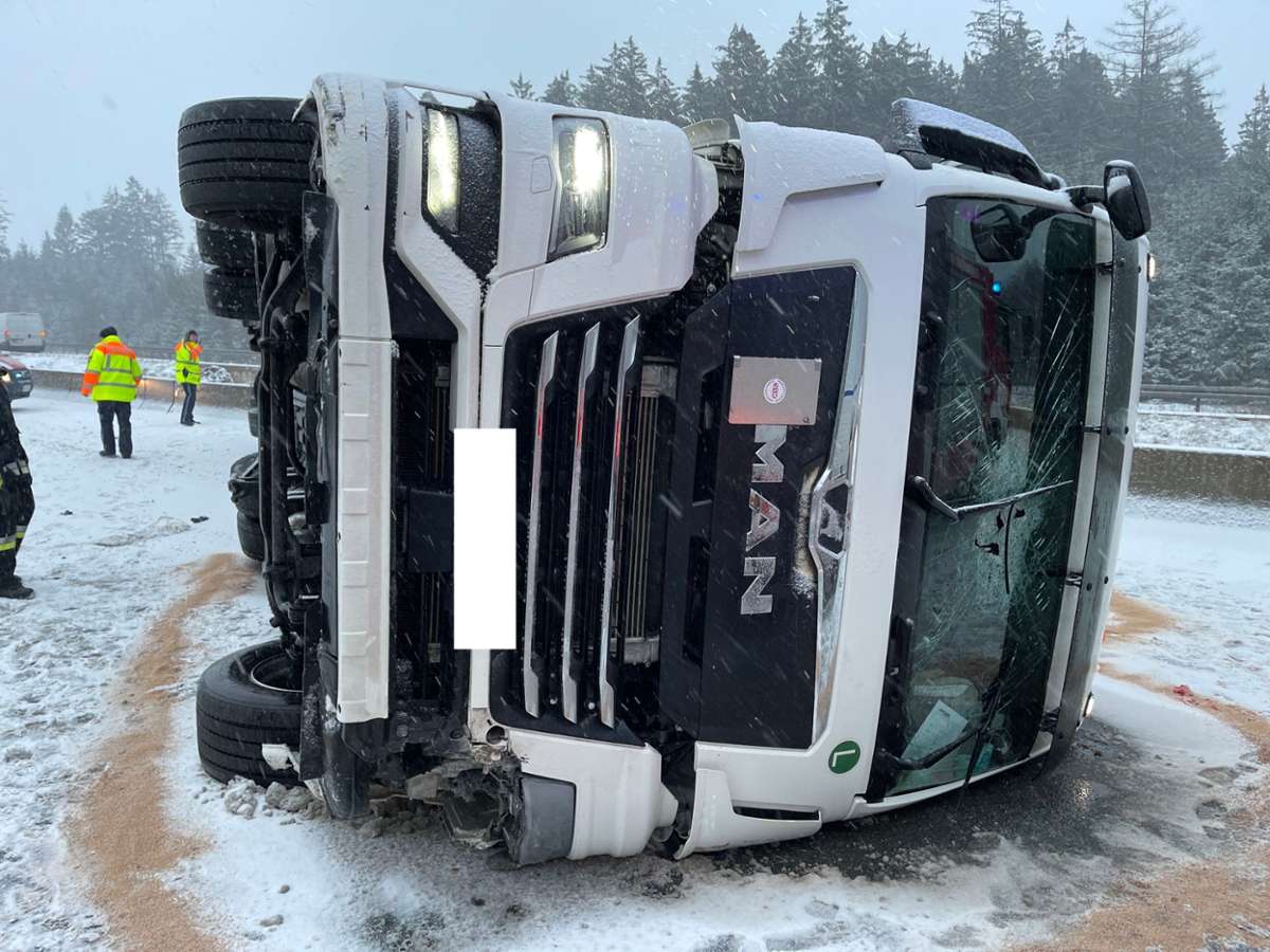 În prima zi cu zăpadă în Germania, un șofer român a răsturnat camionul pe autostradă și a blocat tot traficul